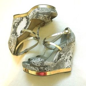 INC ROSLIN SNAKESKIN & GOLD SZ8 WEDGED PLATFORM